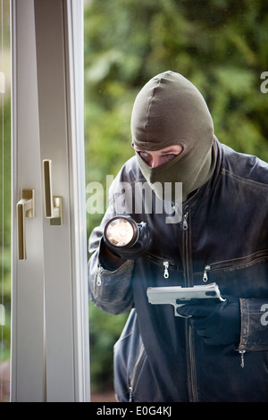 Einbrecher in einem Fenster Housebreaker Einbruch Stockfoto