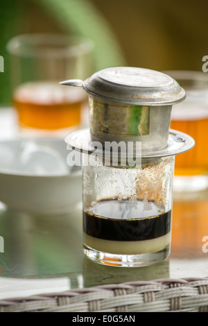 Glas der starke vietnamesische Filter tropft Kaffee Stockfoto