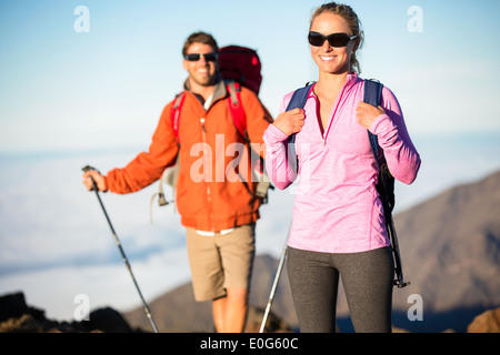 Mann und Frau auf schönen Bergweg wandern. Trekking und Wandern in den Bergen. Gesunde Lebensweise-outdoor-Abenteuer Stockfoto