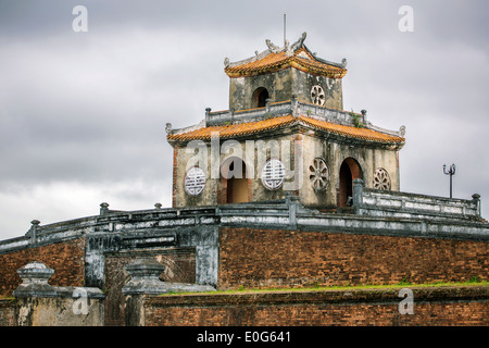 Ngan Tor der Festung in die Kaiserstadt von Hue, Vietnam Stockfoto