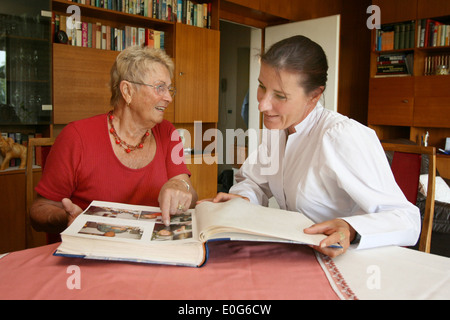 Senior mit Krankenschwester [], 60 +, alt, alte, alte Frau, alte Frauen, alte Menschen, Alter, älter, ältere Frau, älterer Mensch, Altersgruppe Stockfoto