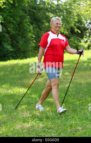 Senioren mit Nordic-Walken [], 60 +, alt, alte, alte Frau, alte Frauen, alte Menschen, zu alt, Altern, älter, ältere Frau, ol Stockfoto