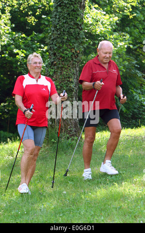 Senioren mit Nordic-Walken [], 60 +, alt, alte, alte Frau, alte Frauen, alte Menschen, zu alt, Altern, älter, ältere Frau, ol Stockfoto