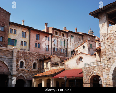 Stadt mit Architektur im venezianischen Stil im Tokyo Disneysea, mediterranen Hafen. Japan. Stockfoto