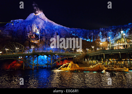 Tokyo Disneysea Themenpark, Mysterious Island bunte nächtliche Landschaft. Japan. Stockfoto