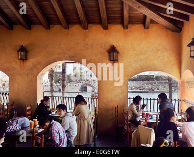 Menschen Essen auf einem Balkon des Zambini Brüder Ristorante, Italienisches Restaurant in Tokyo Disneysea, mediterranen Hafen. Japan. Stockfoto