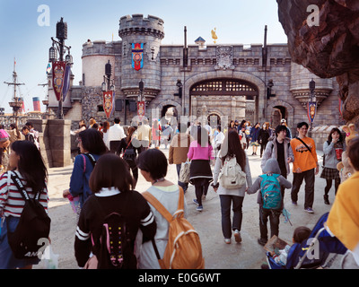 Menschen im Tokyo Disneysea Themenpark, mediterranen Hafen. Tokio, Japan. Stockfoto