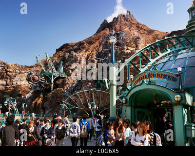 Menschen im Tokyo Disneysea Themenpark, Mysterious Island Panorama. Japan. Stockfoto