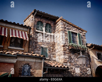 Altes Haus mit Steinmauern und Rollläden an Fenstern, antike Architektur im venezianischen Stil Stockfoto