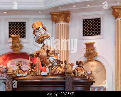 Dagobert Duck Skulptur im Disneysea Geschenk speichern in Tokio, Japan. Stockfoto