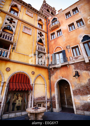 Ecke zwischen zwei Gebäuden im venezianischen gotischen Baustil. Stockfoto