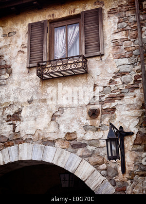 Altes Landhaus Fenster, antike Architektur im venezianischen Stil Stockfoto