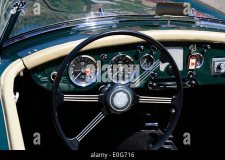 Cockpit eines klassischen Sportwagens MG Stockfoto