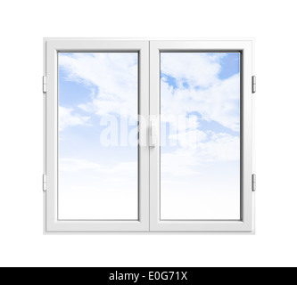 PVC-Fenster mit blauem Himmel hinter isoliert auf weißem Hintergrund Stockfoto