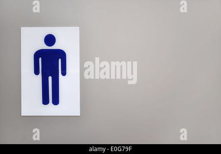 Blaue Herren öffentliche Toilette Schild links auf grauem Hintergrund Stockfoto