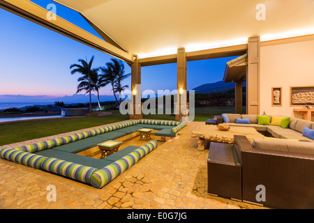 Schöne Luxus-Haus, äußere Patio Lounge bei Sonnenuntergang