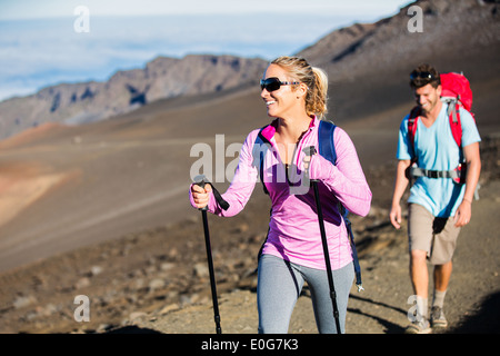 Mann und Frau auf schönen Bergweg wandern. Trekking und Wandern in den Bergen. Gesunde Lebensweise-outdoor-Abenteuer Stockfoto