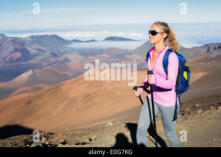 Frau auf schönen Bergweg wandern. Trekking und Wandern in den Bergen. Gesunder Lifestyle outdoor-Abenteuer-Konzept Stockfoto