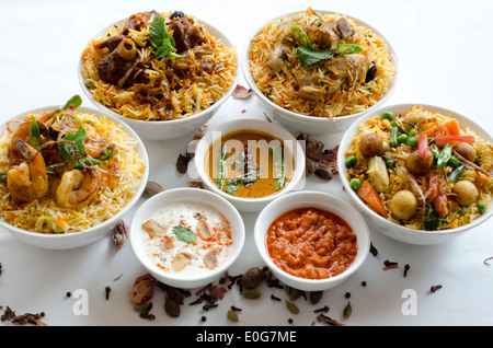 Biryani, eine Gericht langsam kochen Duftreis mit Kräutern und Gewürzen zusammen mit Gemüse, Fleisch oder Meeresfrüchte.  Stockfoto