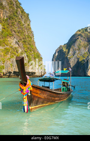 Longtail-Boot im Maya Bay, Koh Phi Phi Leh, Krabi, Thailand Stockfoto