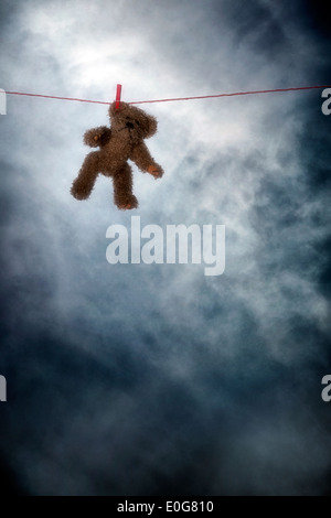 ein Teddybär auf einer Wäscheleine Stockfoto