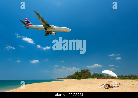 Flugzeug fliegen über den tropischen Insel Strand Stockfoto