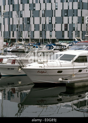 Boote und Waterfont Gebäude Suffolk University, Neptun Marina, Ipswich, Suffolk, England, Vereinigtes Königreich Stockfoto