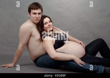 Glückliches Liebespaar, schwangere Frau in der Liebe mit ihrem Ehemann, romantische Szene Stockfoto