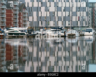 Boote und stilles Wasserreflexionen der Waterfont Gebäude Suffolk University, Neptun Marina, Ipswich, Suffolk, England, UK Stockfoto