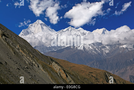 Malerische Aussicht auf die Gipfel der Dhaulagiri (8167 m) von Thorong La pass (5416 m). Nepal, Himalaya. Stockfoto