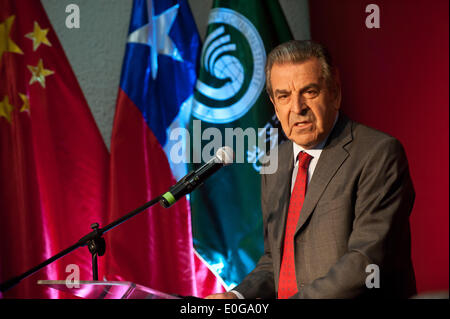 Santiago, Chile. 12. Mai 2014. Der ehemalige chilenische Präsident Eduardo Frei Ruiz-Tagle spricht bei der Eröffnungsfeier von der Regional Center der Konfuzius-Institute für Lateinamerika, in dem Konfuzius-Institut an der Santo Tomas Universität in Santiago de Chile, Hauptstadt von Chile, 12. Mai 2014. Regional Center der Konfuzius-Institute für Lateinamerika und die Karibik wurde mit Unterstützung der chilenischen Regierung, der Chinese Language Council und der chinesischen Botschaft in Chile in Santiago de Chile, am Montag eröffnet. © Jorge Villegas/Xinhua/Alamy Live-Nachrichten Stockfoto