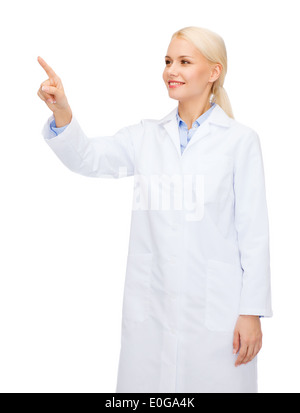 lächelnde Ärztin auf etwas zeigen Stockfoto