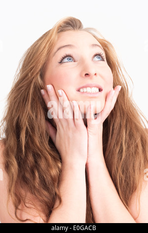 Junge Frau mit langen braunen Haaren nachschlagen - Isolated on White Stockfoto