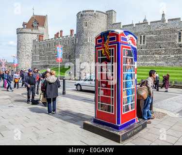 Königin Elizabeth ll & Herzogin von Cambridge in der "Ring eine königliche" malte Telefonzelle Künstlers Timmy Mallett in der Nähe von Windsor Castle. Stockfoto