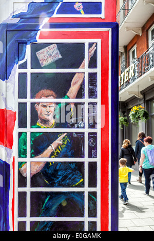 Prinz Harry in der 'Ring eine königliche' Telefonzelle Künstlers Timmy Mallett in der Nähe von Windsor Castle. Stockfoto