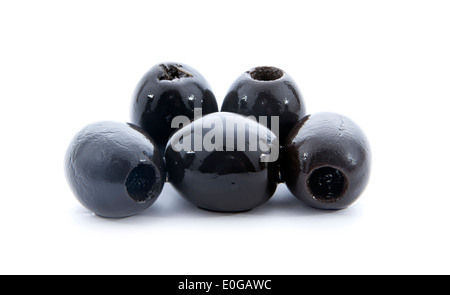 Gruppe von schwarzen Oliven isoliert auf weißem Hintergrund Stockfoto