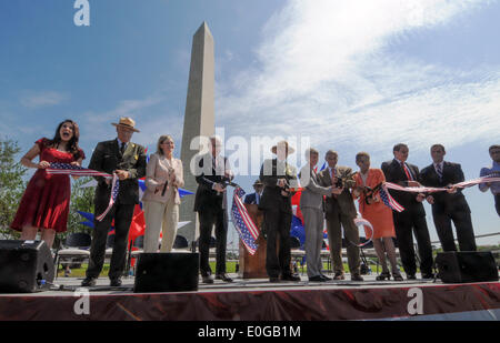 Beamten schneiden das Band während der feierlichen Wiedereröffnung für das Washington Monument, nach eine Erdbeben 2011 $ 15 Millionen Schaden 12. Mai 2014 in Washington, DC verursacht. (L, R) National Mall and Memorial Parks Superintendent Robert Vogel; Caroline Cunningham, Präsident der Stiftung für die National Mall; David Rubenstein, Mitbegründer und co-CEO von der Carlyle Group; National Park Service Direktor Jonathan Jarvis; US-Innenminister Sally Jewell; Ratgeber von Präsident Obama John Podesta; Rep Eleanor Holmes Norton, D-D. C.; und DC Bürgermeister Vincent Gray. Stockfoto