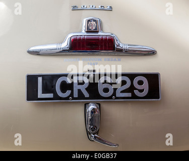 Klassische 1947 Dodge benutzerdefinierte Limousine Detail, Rücklicht, Abzeichen und Nummernschild Stockfoto