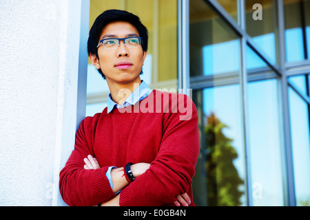 Ein Schuss eines schönen jungen asiatischen Studenten Stockfoto