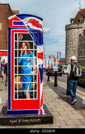 Herzogin von Cambridge mit Kinderwagen und Anschluß-Markierungsfahne in der Telefonzelle 'Ring eine königliche' Künstlers Timmy Mallett Windsor, Berkshire, UK Stockfoto