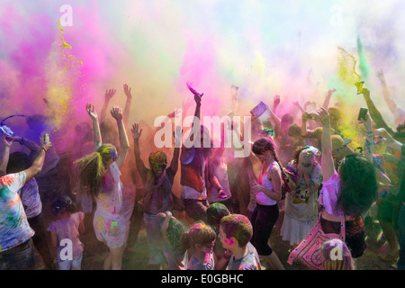 Norwalk, Kalifornien, USA - März 8:Holi Festival der Farben. Menschen tanzen und feiern, während die Farbe zu werfen. 2014 Stockfoto