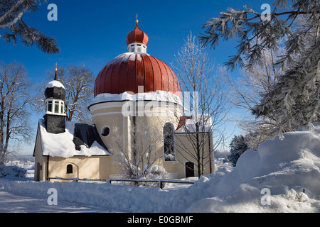 Heuwinkel-Kapelle in der Nähe von Iffeldorf in Winter, Oberbayern, Deutschland, Europa Stockfoto