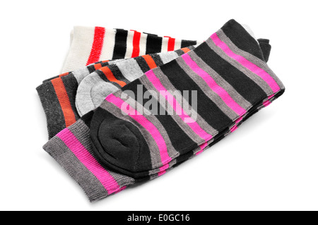 einige Paare von gestreifte Socken mit verschiedenen Farben auf weißem Hintergrund Stockfoto