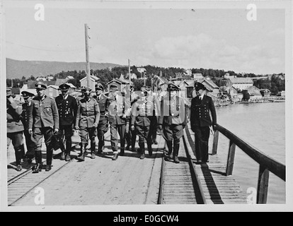 Ein Foto aus dem Zweiten Weltkrieg, das das militärische und zivile Leben in Norwegen während der deutschen Besatzung zeigt. Das Bild zeigt die Herausforderungen, denen das norwegische Volk während des Krieges gegenüberstand. Stockfoto