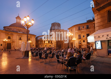 Strassencafé, Kathedrale Catedral de Santa Maria de Valencia, Placa De La Virgen, Provinz Valencia, Valencia, Spanien Stockfoto