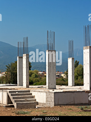 Stahlbetonstützen auf Haus im Bau Stockfoto