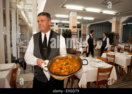 Kellner, Paella, Restaurant La Pepica, Provinz Valencia, Valencia, Spanien Stockfoto