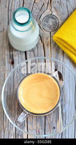 Draufsicht auf eine Tasse Kaffee, auf alten Holztisch isolieren Stockfoto