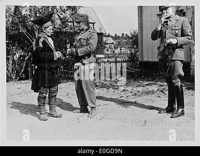 Dieses Bild zeigt eine Kriegsszene aus dem Zweiten Weltkrieg, die die komplexen Bedingungen während der Besetzung Norwegens zeigt. Es umfasst Militärfiguren, Naturlandschaften und andere historische Elemente aus dem Konflikt. Stockfoto