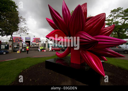 London UK. 13. Mai 2014. Eine große Skulptur einer Blume als Vorbereitung für die jährlichen RHS 2014 Chelsea Flower Show, die auf dem Gelände des Royal Hospital Chelsea stattfindet in Gang kommt Stockfoto